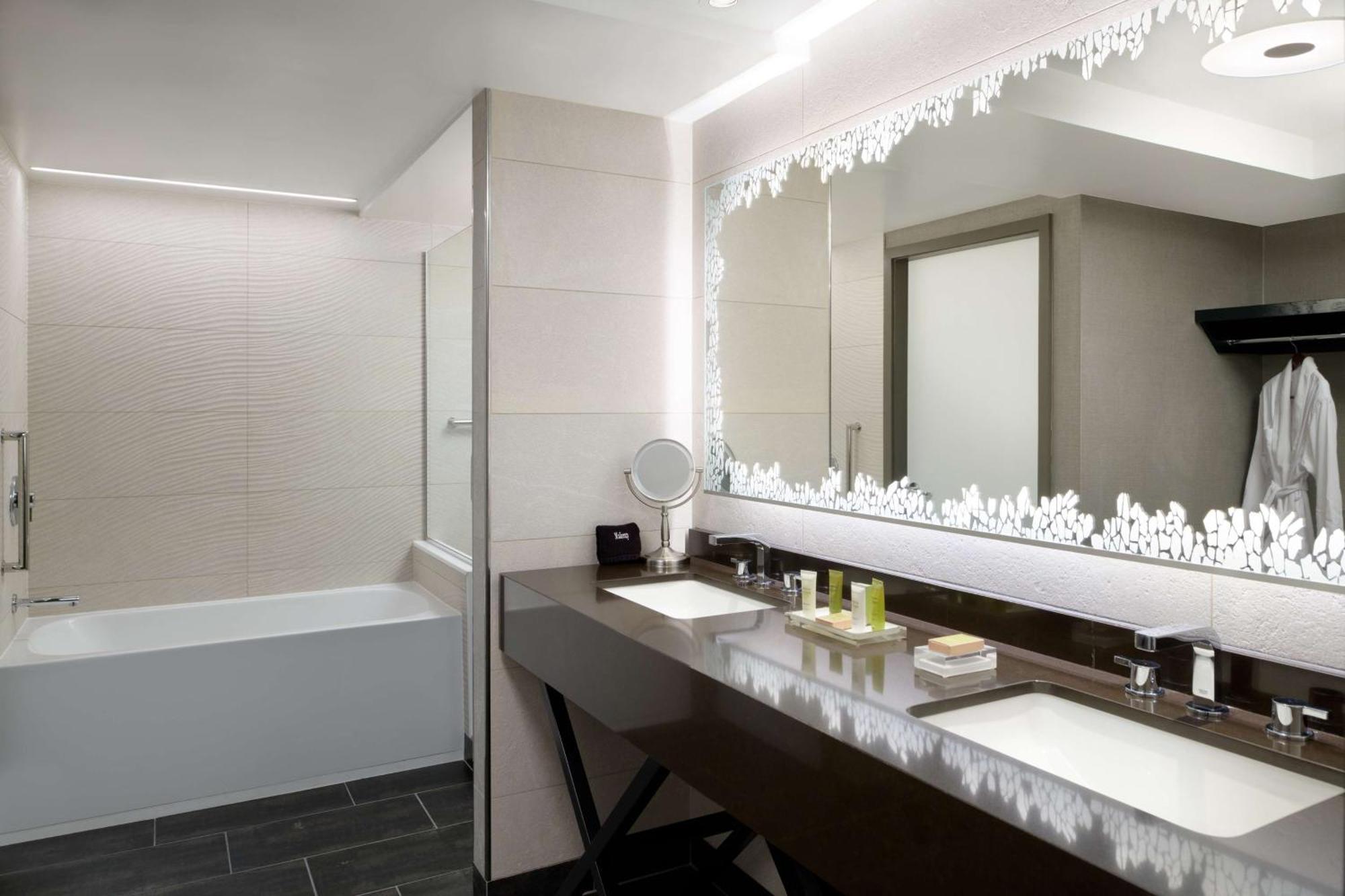 Hilton Dc National Mall The Wharf 4*